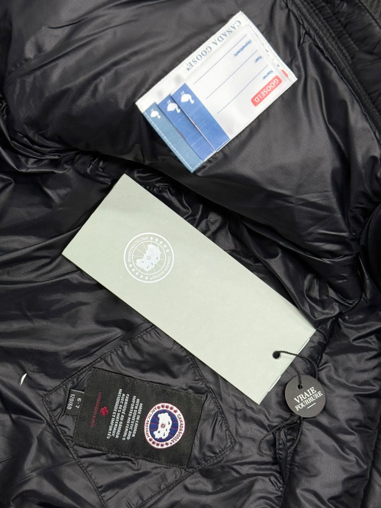 P640 CANADA GOOSE Canada Goose Crofton Children's Down Hoodie Big Goose Down Jacket 5460K Product Features ·This style uses thin channel-filled structural filling: 750-fill duck down, with lightweight fabrics and trims, lightweight and warm, allowing you to move freely ·Decorated with iconic double-stripe reflective details on the back ·Adjustable down hood sewn with reflective trim to enhance warmth and better protect against bad weather ·A weatherproof placket is designed under the two-way zipper to prevent wind and keep warm. The zipper opens from the bottom for increased range of motion and improved breathability. Power Stretch® reflective cuffs are stylish and lightweight, adding wind protection and warmth and making you more visible in low-light environments. Goose I.D. heritage label on the inside. 2 exterior pockets: Hand pockets with zipper closure and tricot fabric at the joints for softness and warmth.